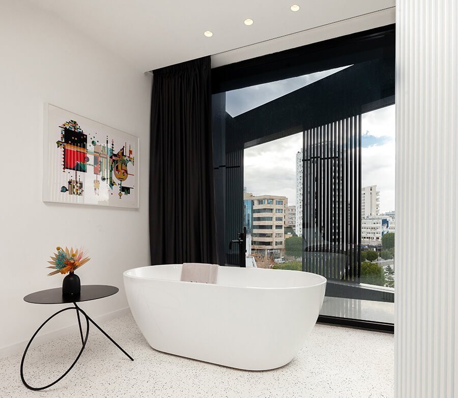 The suite's bathtub - Map hotel Nicosia accommodation